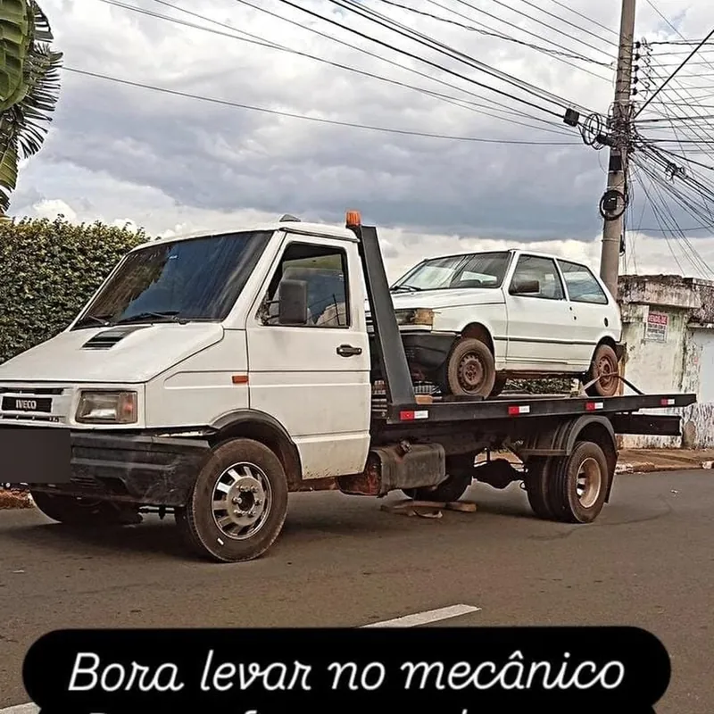 Fiat Uno branco sendo levado à oficina pela JP Guincho