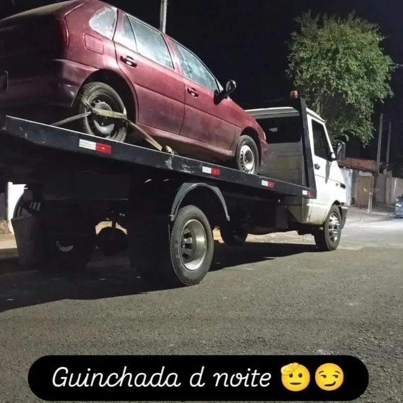 Atendimento noturno: sedã vinho na plataforma — guincho 24 horas em Tatuí
