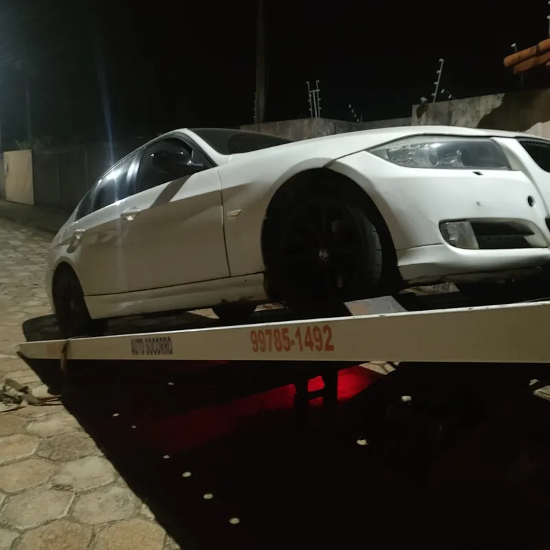 Atendimento noturno: sedã branco resgatado na plataforma — guincho 24h