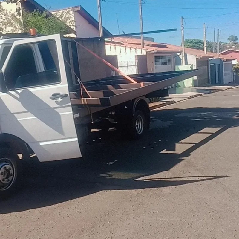 Caminhão plataforma da JP Guincho a caminho de um atendimento