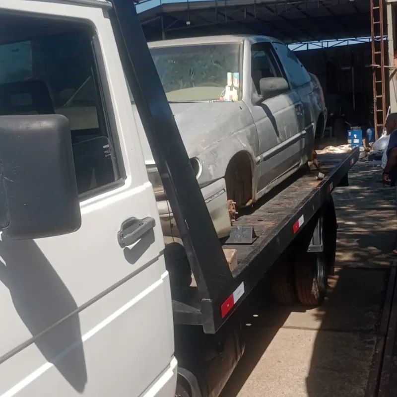 Veículo posicionado na plataforma para transporte até a oficina