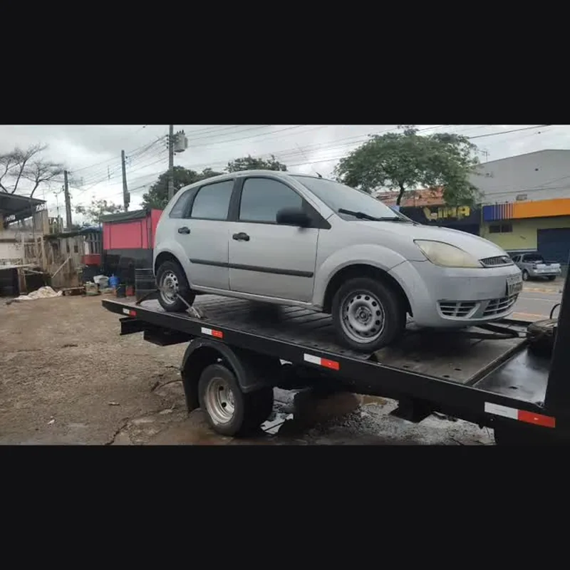 Ford Fiesta prata carregado na plataforma da JP Guincho em Tatuí