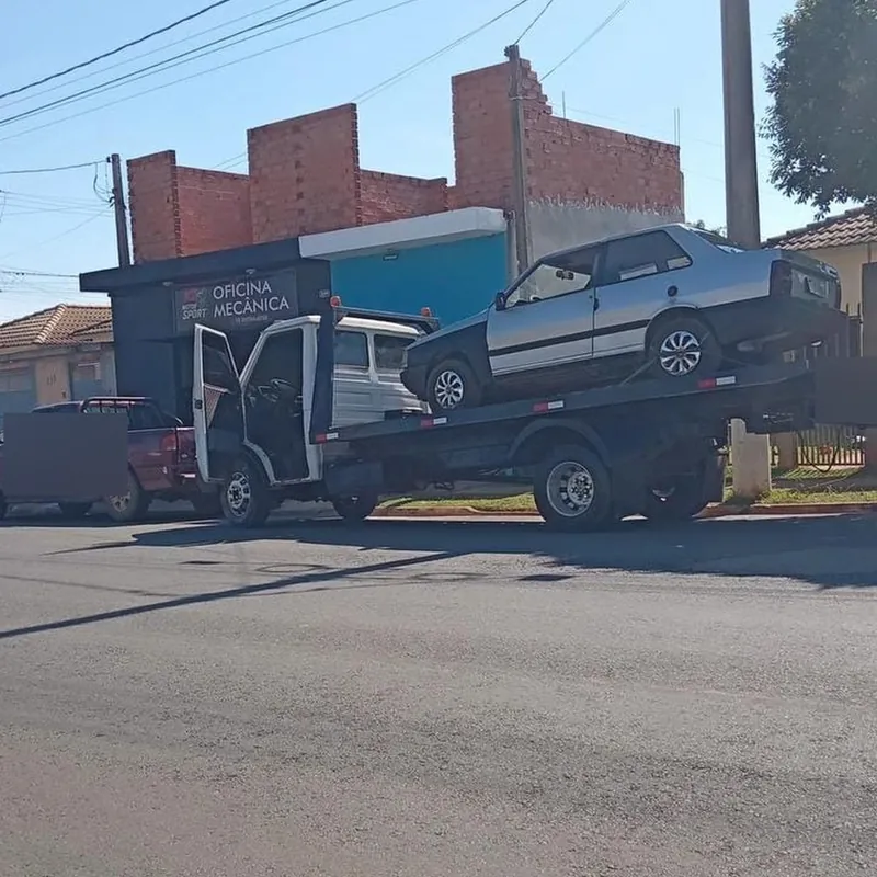 Fiat prata na plataforma em frente a oficina mecânica em Tatuí